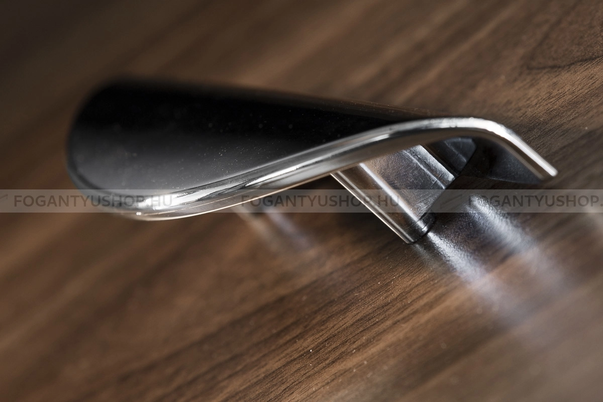 RUJZ DESIGN Bútor fogantyú - 64 457.14 - furattáv 64 mm - Fényes króm Cr - Zamak fém ötvözet - Egy méretben gyártott fém bútorfogantyú