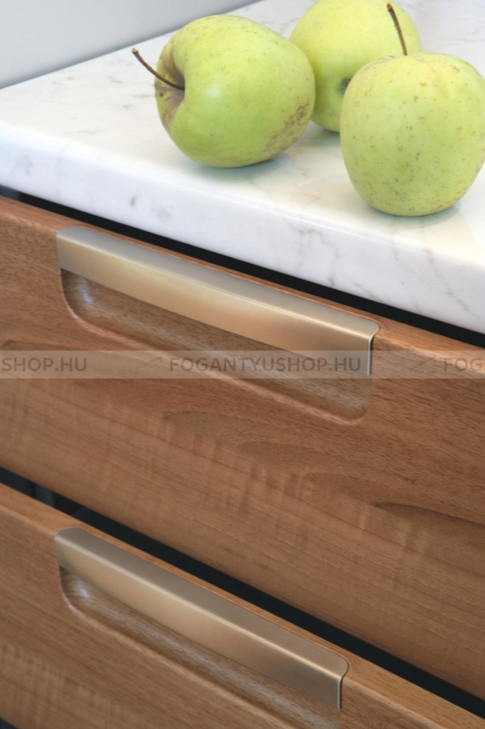 RUJZ DESIGN Bútorfogantyú - 437.20 - Ezüst inox (szálcsiszolt) SNiL - Zamak fém ötvözet - Bútorajtó élébe marható, süllyeszthető fém fogantyú