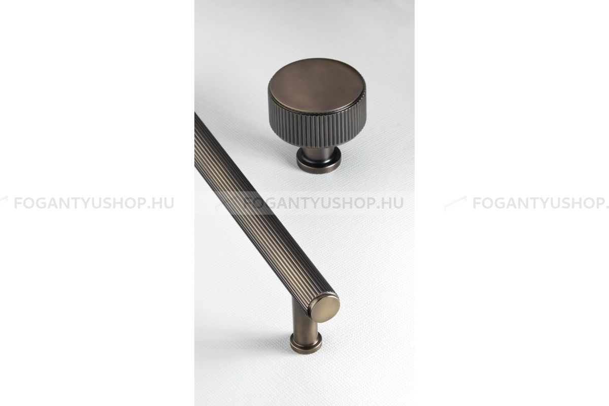 CROFTS & ASSINDER Bútorfogantyú - Stirling 128 - furattáv 128 mm - szálcsiszolt bronz - Réz - Prémium két furatos bútorfogantyúk