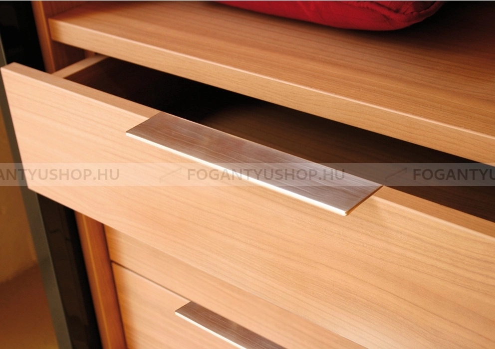 HAFELE---Fogantyu---124.02---Fenyes-krom---Butorajto-elere-ultetheto-fem-fogantyu