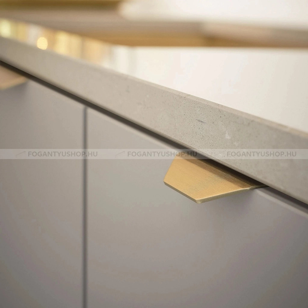 FURNIPART-Fogantyu-BLAZE-2---Szalcsiszolt-sargarez-I.---Butorajto-elere-ultetheto-szines-fem-fogantyu