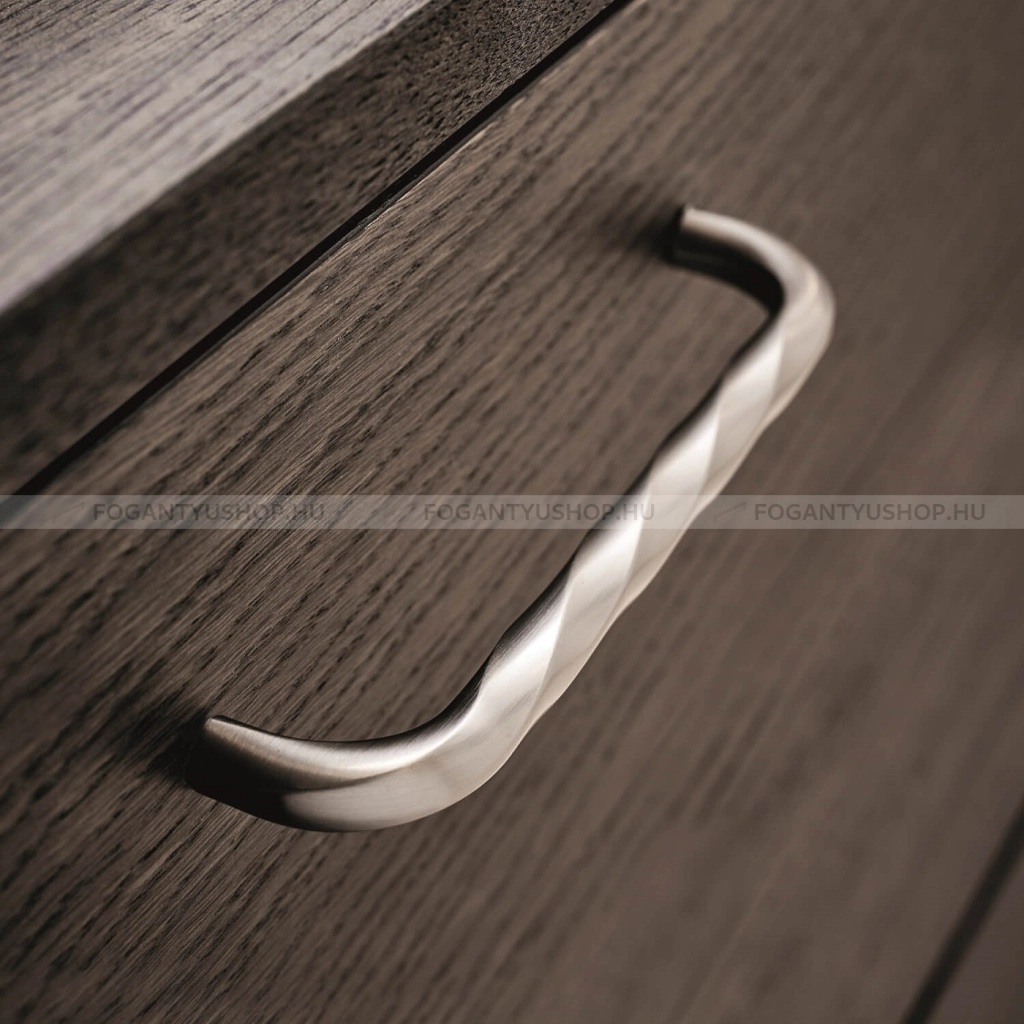 FURNIPART---Fogantyu---TWIRL---Ezust-inox-(szalcsiszolt)---Egy-meretben-gyartott-fem-butorfogantyu