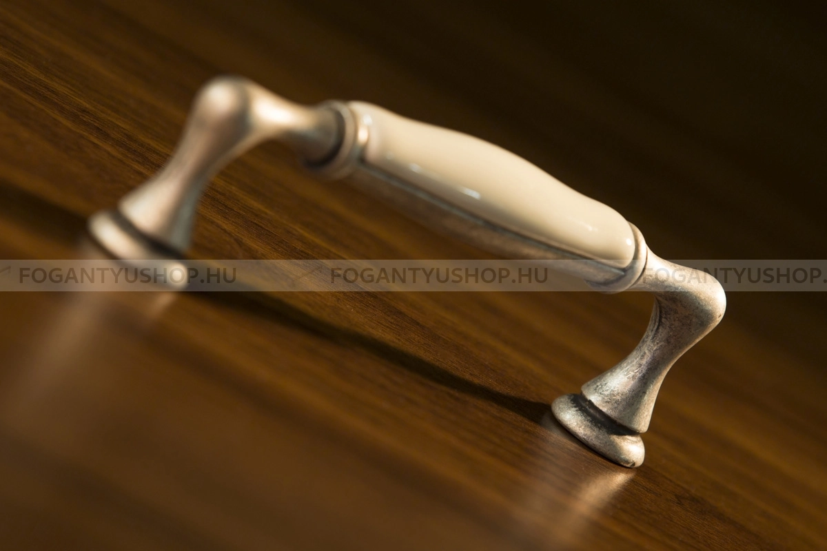 GIUSTI-Fogantyu---FG.M62010015G---Antik-ezust---Porcelannal-kombinalt-antikolt-fem-butorfogantyu