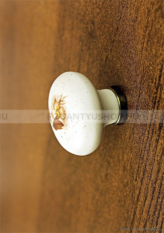 GIUSTI-Fogantyu---FG.P03020201---Feher---Antik-patina-barna---Porcelan-porcelannal-kombinalt-antikolt-fem-gombfogantyu---KIFUTo
