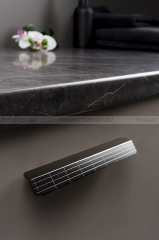 VIEFE Fogantyú WALLACE - 128 mm - Magasfényű fekete - Zamak fém ötvözet - Egy méretben gyártott színes fém bútorfogantyú