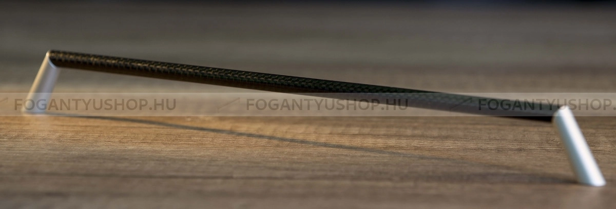 RUJZ DESIGN Fogantyú - 612.08 Festett hatás Üvegszálas karbon Üvegszálas karbon - Festett aluminium hatás MCrEL, Üvegszálas karbon   - Zamak fém ötvözet, Üvegszálas karbon - Több méretben gyártott fém bútorfogantyú