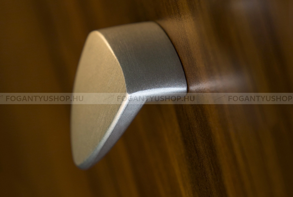 RUJZ DESIGN Bútorgomb - 16 367.20 - furattáv 16 mm - Ezüst inox (szálcsiszolt) SNiL - Zamak fém ötvözet - Fém gombfogantyú, bútorgomb (szögletes, kerek)