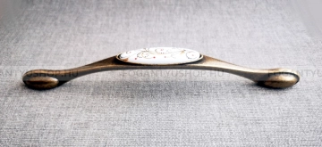 TOMURCUK Bútor fogantyú 1654 - 192 mm - Festett fehér - Szálcsiszolt antik barna - Zamak fém ötvözet - Porcelán