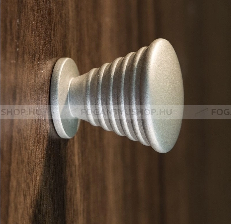 RUJZ DESIGN Gomb fogantyú - 163.26 - 1 furatos - Matt króm MCrL - Zamak fém ötvözet - Fém gombfogantyú, bútorgomb (szögletes, kerek)