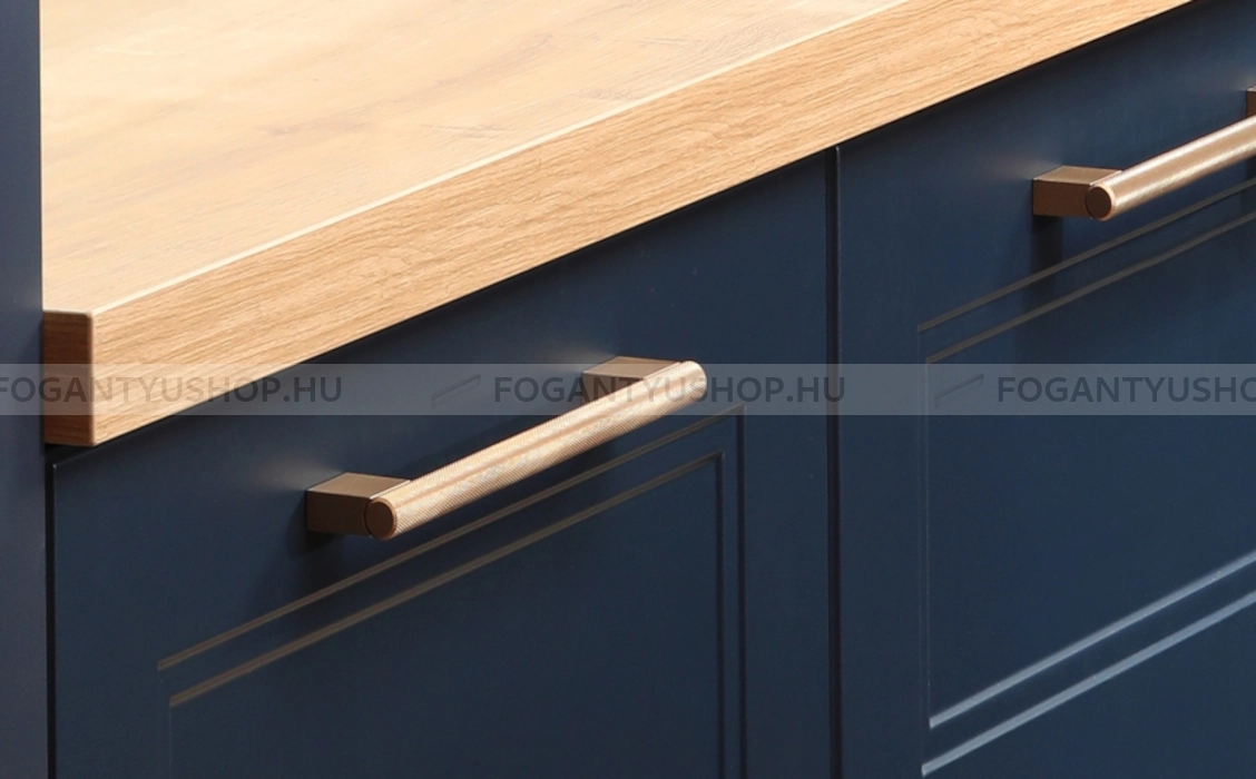 RUJZ DESIGN Fogantyú - 715.13C SatBronzE színes SatBronzE színes SatBronzE színes - Szálcsiszolt bronz arany SatBronzE - Alumínium - Több méretben gyártott színes fém bútorfogantyú
