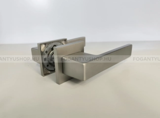 MAESTRO DELTA - Beltéri matt szálcsiszolt ajtókilincs szett, lapos négyzetrozettával (BB, PZ, WC)